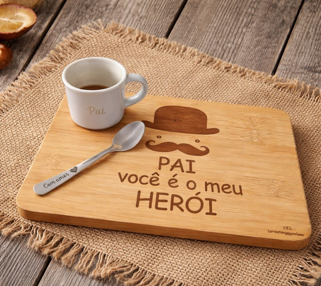 Conjunto de Café Personalizado – Chávena, Colher e Base Gravada